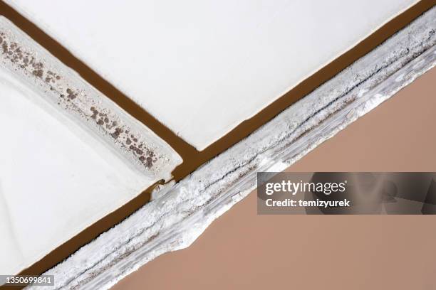 salzteiche - schwefel stock-fotos und bilder