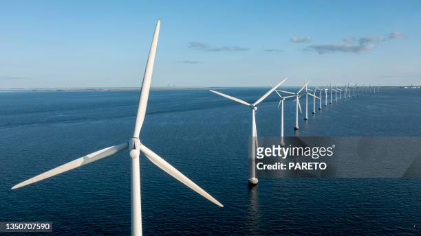 windmühlen des ufers - offshore windfarm stock-fotos und bilder