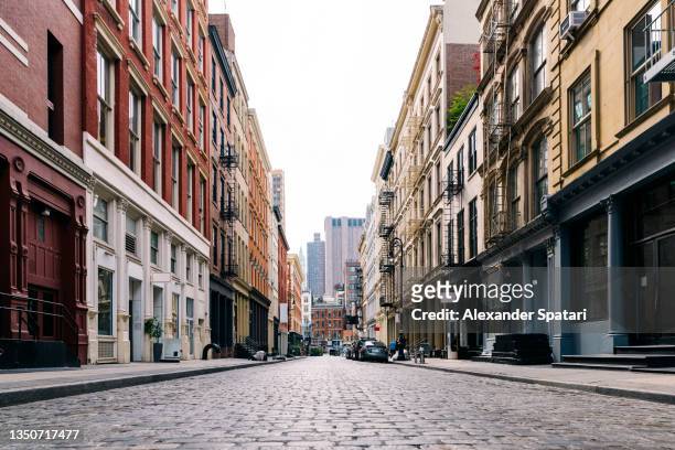 shopping street in soho, new york, usa - pavement photos et images de collection