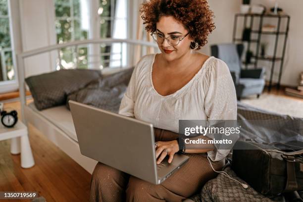 empresária trabalhando em casa e se preparando para ir trabalhar - mulher gorda - fotografias e filmes do acervo