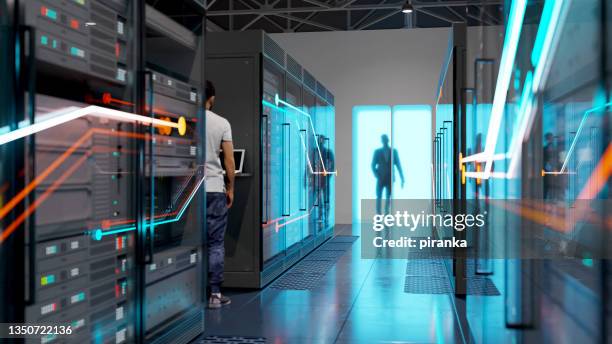 interior del centro de datos - datacenter fotografías e imágenes de stock