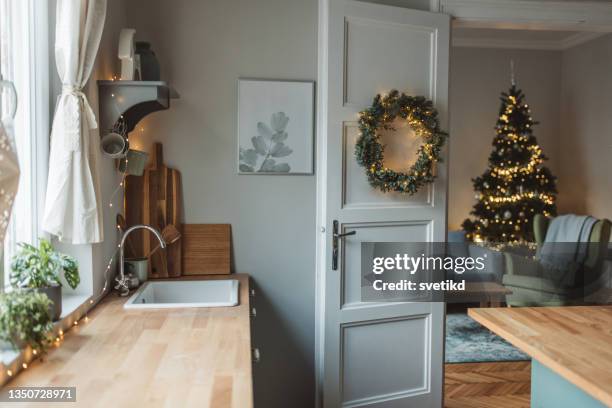 christmas at home - cozy kitchen stockfoto's en -beelden