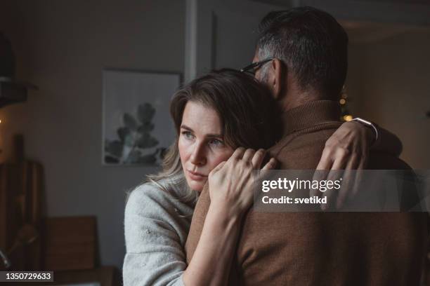 coppia matura per natale a casa - mature couple foto e immagini stock