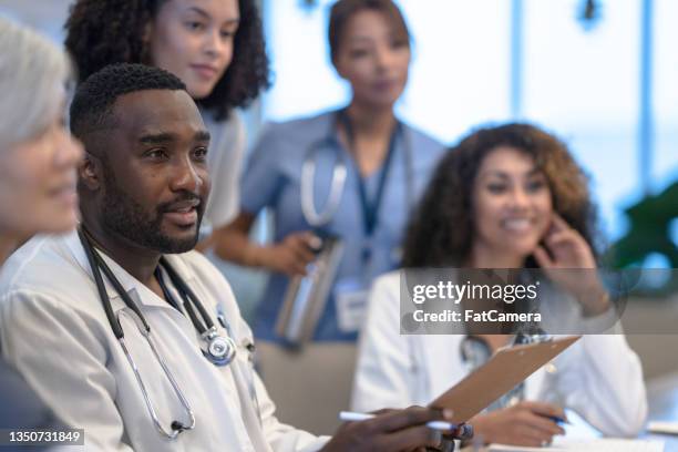 diverse medical team meeting - management student stockfoto's en -beelden