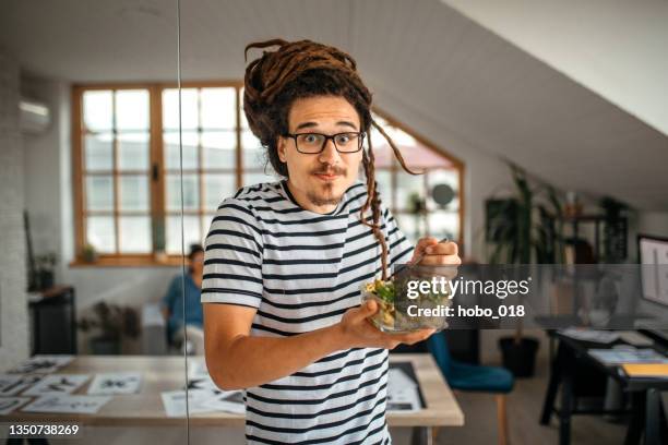 eating healthy meal in the office - lunch break at home stock pictures, royalty-free photos & images