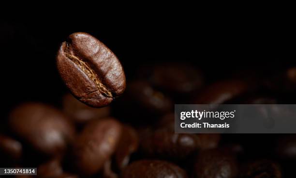 close-up of coffee beans - capsule café stockfoto's en -beelden