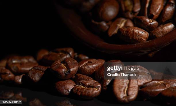 close-up of coffee beans - capsule café photos et images de collection