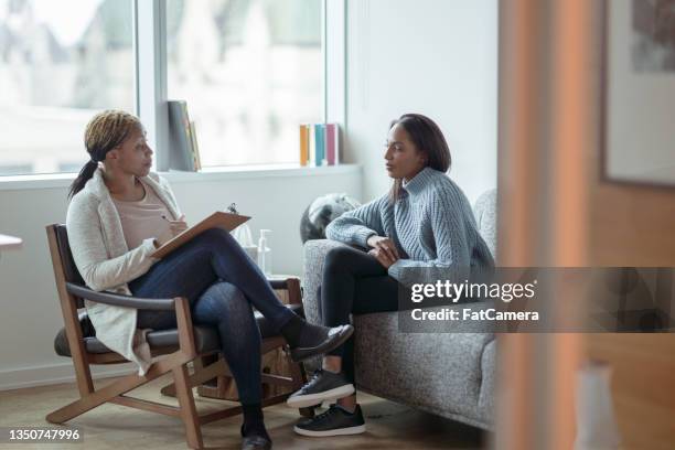 therapeutentreffen mit einem klienten - psychiatrie und psychotherapie stock-fotos und bilder