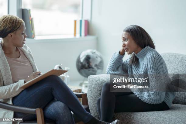 woman battling depression in a therapy session - psychotherapy imagens e fotografias de stock