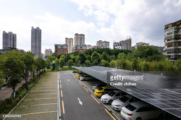 urban parking lot with solar panels on the roof - parking space - fotografias e filmes do acervo