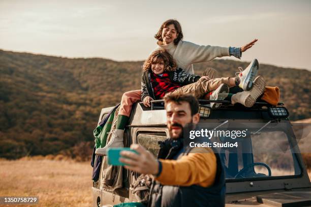 let’s stop and remember this moment - camping couple stockfoto's en -beelden