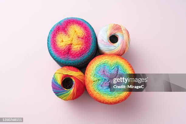 color gradient ball of wool - ball of wool stock-fotos und bilder