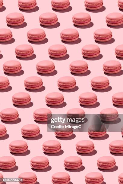 pink macaroons repetition pattern - kokosmakroon stockfoto's en -beelden