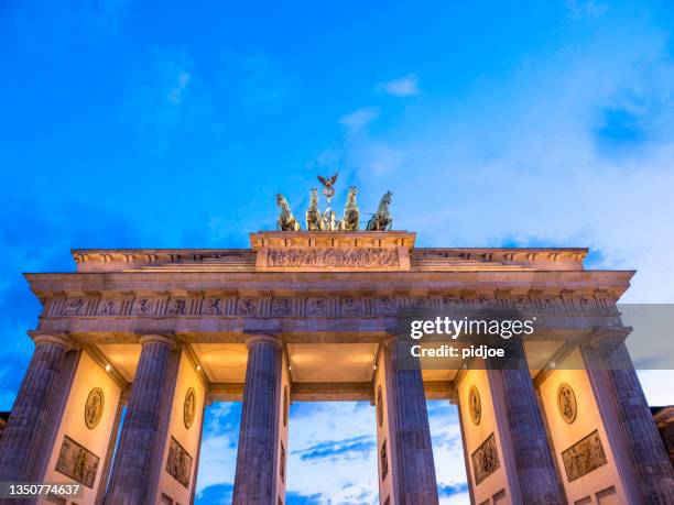 brandenburg gate, berlin - quadriga statue brandenburg gate stock-fotos und bilder