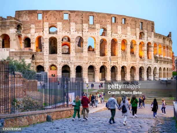 blick auf das majestätische kolosseum und den heiligen weg im historischen herzen der ewigen stadt - rom kolosseum stock-fotos und bilder