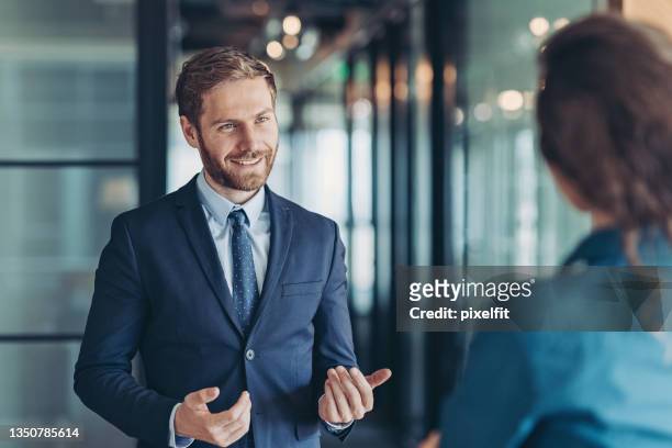 empresário falando com um colega - gravata - fotografias e filmes do acervo