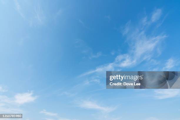 cloudy sky landscape - cielo con nubes fotografías e imágenes de stock