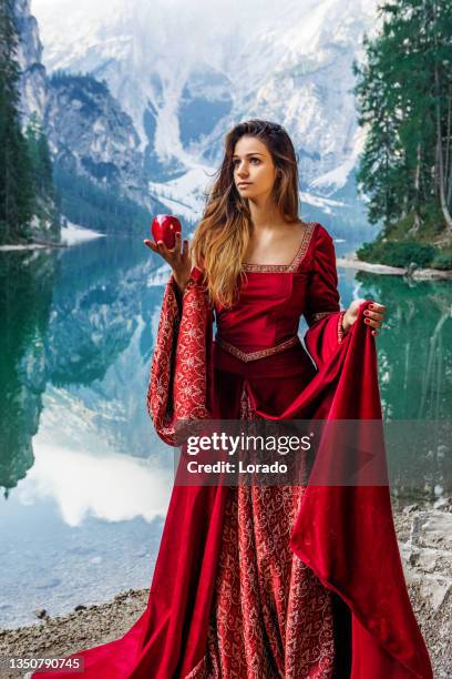 a beautiful brunette princess at a picturesque lake setting - 女英雄 個照片及圖片檔