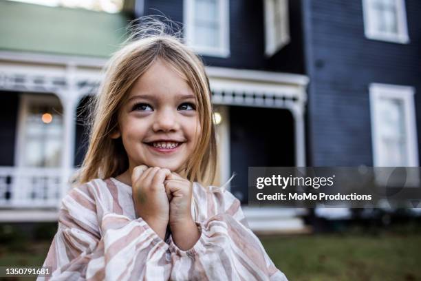 portrait of young girl in front of farmhouse - menina fantasia bonita imagens e fotografias de stock