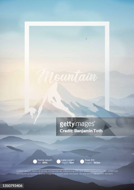ilustrações, clipart, desenhos animados e ícones de montanhas em uma neblina matinal - serra