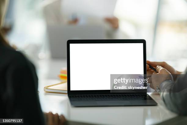 ordinateur avec écran blanc vide au bureau. - écran blanc photos et images de collection