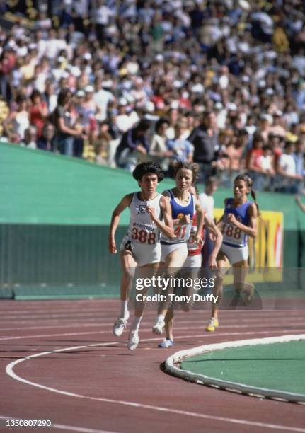 Totka Petrova from Bulgaria leads Christiane Wartenberg of East Germany during the Women's 1500 metres at the 2nd IAAF World Cup in Athletics on 26th...