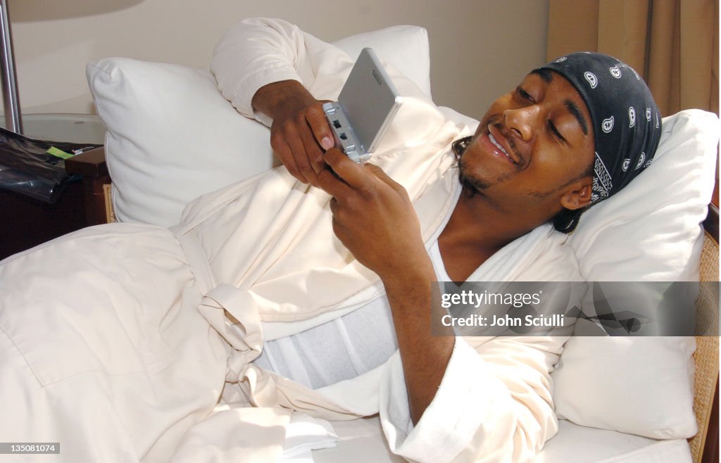 Omarion Houston Prepares for the 2004 MTV Video Music Awards - August 29, 2004