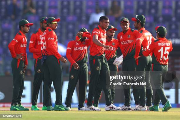 Players of Bangladesh celebrate the dismissal of Reeza Hendricks of South Africa during the ICC Men's T20 World Cup match between South Africa and...