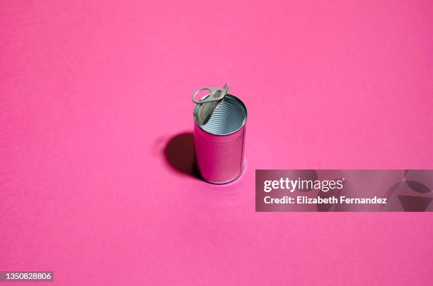 top view of a tin can on pink background - estaño fotografías e imágenes de stock