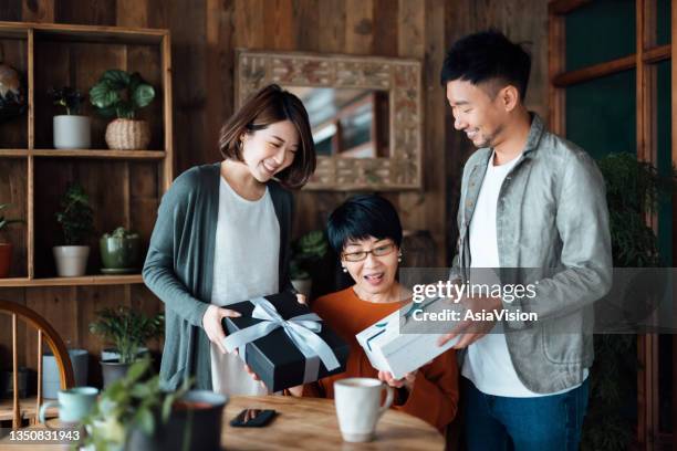 663 Asian Mom Receiving Gift Stock Photos, High-Res Pictures, and Images -  Getty Images