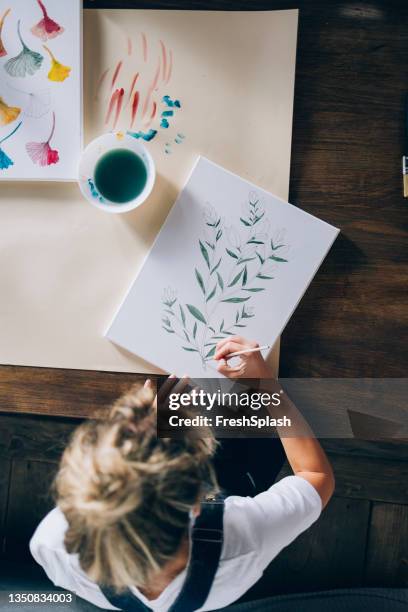 an anonymous female artist painting at home - artist's canvas 個照片及圖片檔