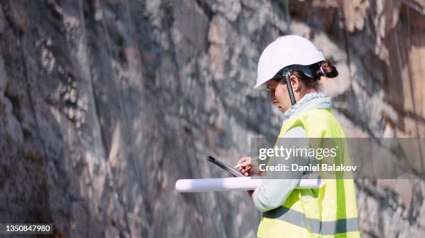 female road construction engineer working. building new highways. - 採礦業 個照片及圖片檔