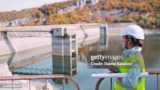 Wartungsingenieurin, die im Wasserkraftwerk arbeitet. Erneuerbare Energiesysteme. Wartungsingenieurin, die im Wasserkraftwerk arbeitet. Erneuerbare Energiesysteme.