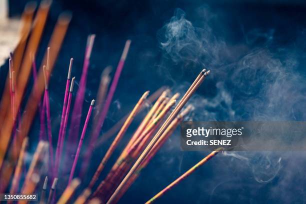 incense sticks burning with smoke in a buddhist temple in china - feierliche veranstaltung stock-fotos und bilder