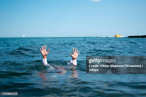 hands of a man drowning in the sea - drowning victim photos 個照片及圖片檔