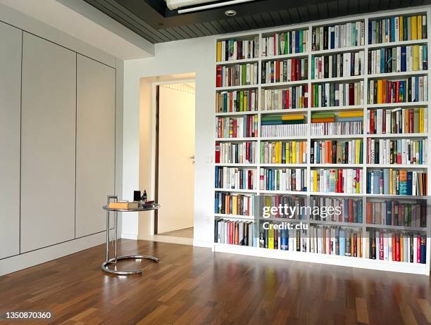 Home Library Backdrop Photos and Premium High Res Pictures - Getty Images