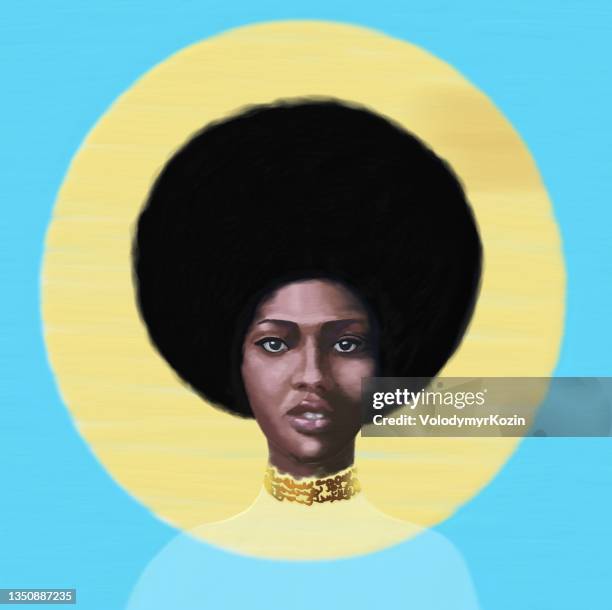 porträt einer jungen frau im afrikanischen stil falashi. das mädchen wird mit vollem gesicht vor dem hintergrund der sonnenscheibe gezeigt - beautiful woman sun stock-grafiken, -clipart, -cartoons und -symbole