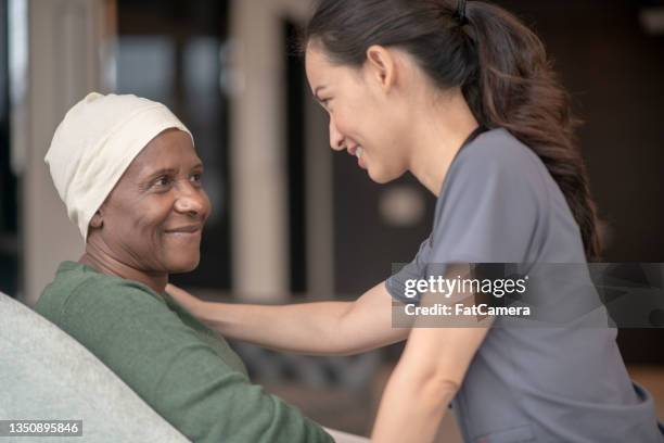 homecare nurse giving cancer patient good news - clinic canada diversity imagens e fotografias de stock