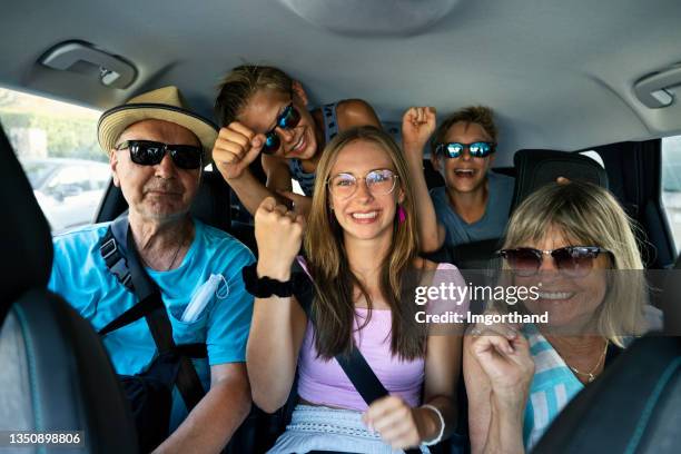 i nonni si divertono in viaggio con i nipoti - five people foto e immagini stock