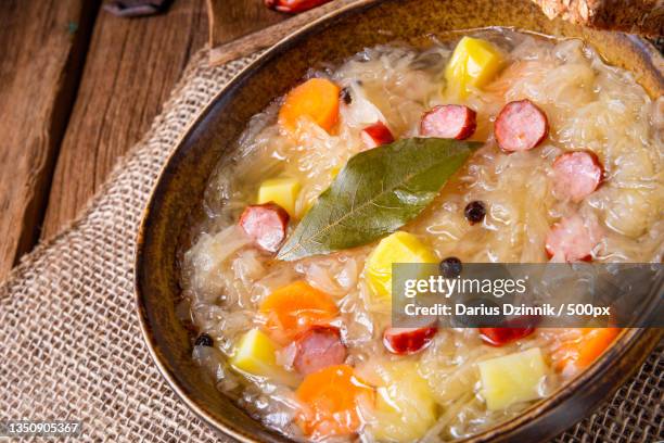 close-up of soup in bowl on table - hintergrund grün foto e immagini stock