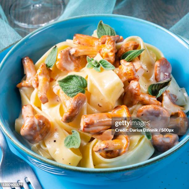 close-up of pasta in bowl on table - soße stockfoto's en -beelden