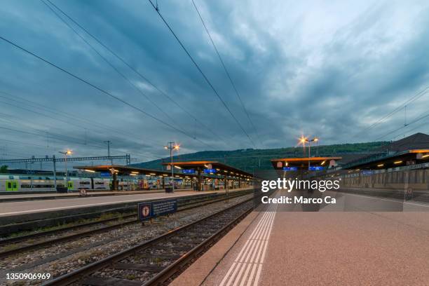 vista mattutina dei binari della stazione ferroviaria di biel bienne - biel foto e immagini stock