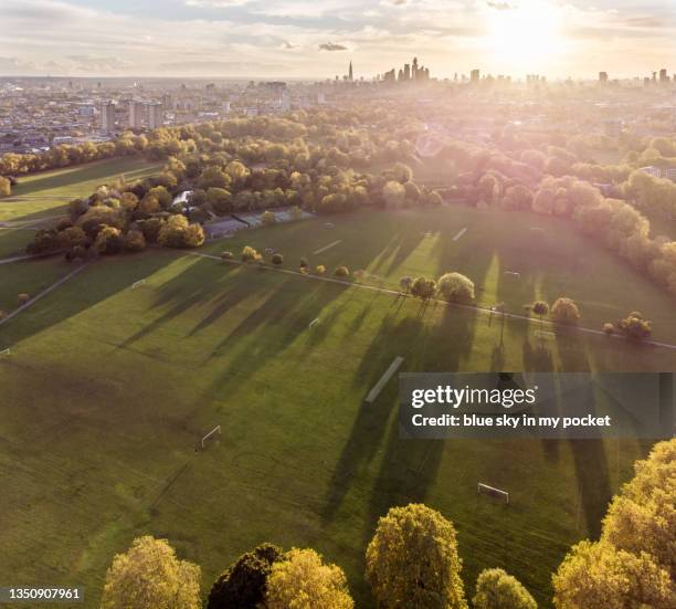 victoria park, east london in autumn ( the peoples park) at sunset - victoria park london stockfoto's en -beelden