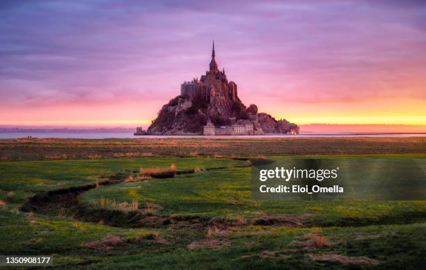 amanecer en mont saint michelle - fantasía fotografías e imágenes de stock