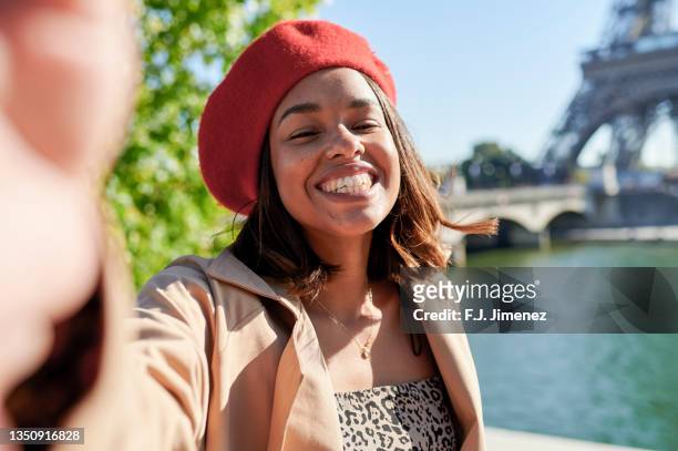 woman taking a selfie in front of the eiffel tower, paris - beret 個照片及圖片檔