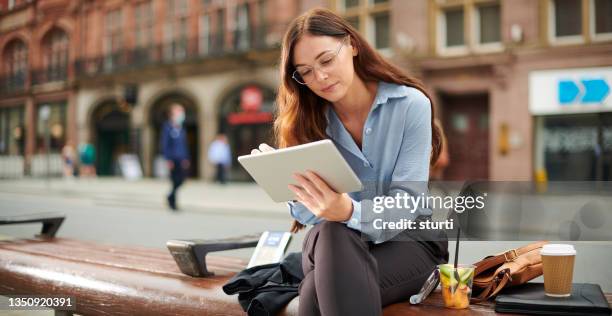 office lunch hour - tablet outside stock pictures, royalty-free photos & images