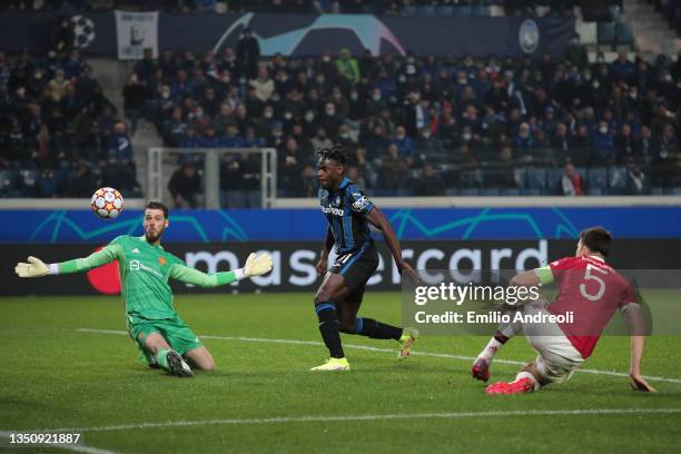 Duvan Zapata of Atalanta BC scores their side's second goal past David De Gea of Manchester United during the UEFA Champions League group F match...