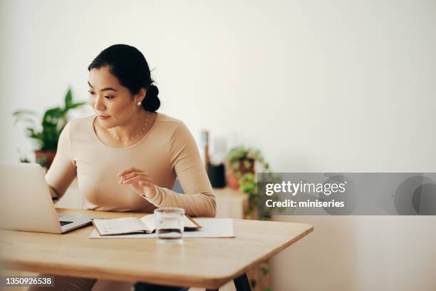 happy business woman working from home on laptop computer - 財政報告 個照片及圖片檔