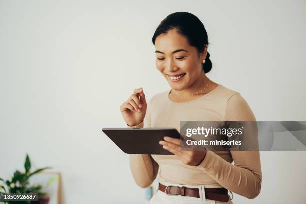 happy business woman using digital tablet at home - utilizar o tablet imagens e fotografias de stock