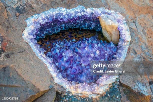 piedras preciosas. misiones, argentina. - amethyst geode rock stock pictures, royalty-free photos & images